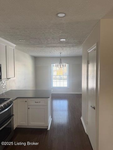 9100 Trentham Ct, Louisville, KY 40242