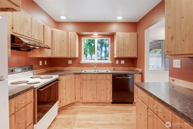 2002 Cascade Place W, University Place, WA 98466