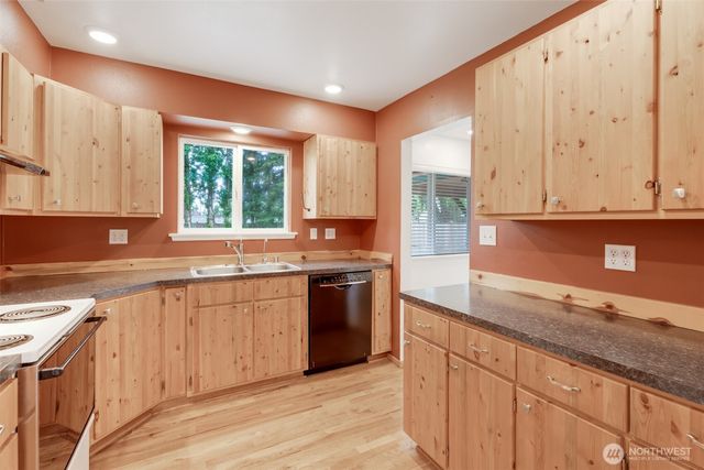2002 Cascade Place W, University Place, WA 98466