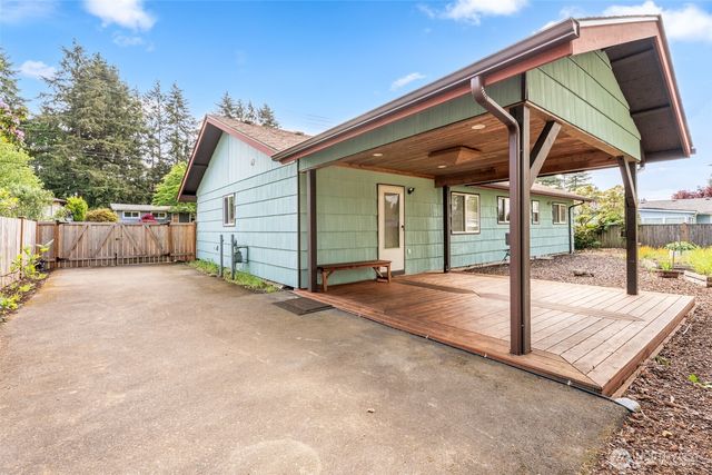 2002 Cascade Place W, University Place, WA 98466