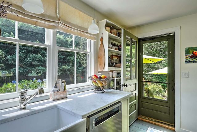 26 Bridge St, Warren, RI 02885