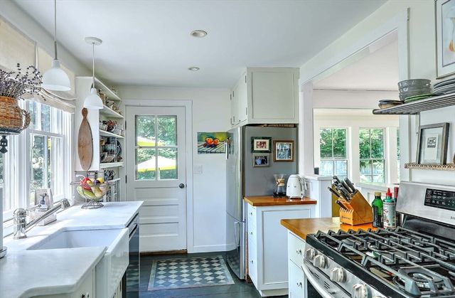 26 Bridge St, Warren, RI 02885