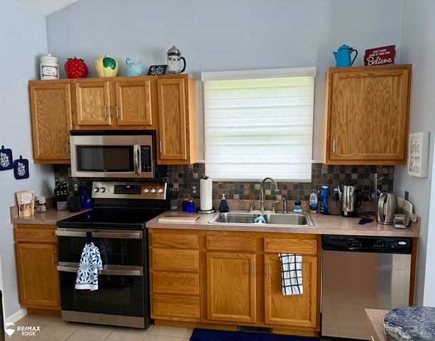 2131 Carriage Hill Circle, Lapeer, MI 48446