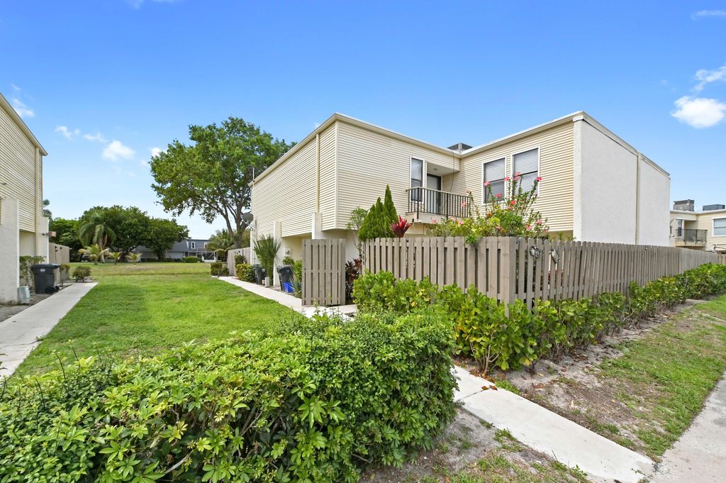 1606 Shaker Circle, Wellington, FL 33414