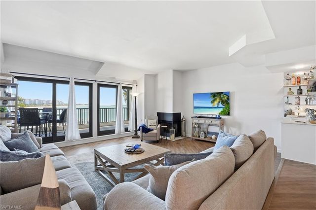 309 La Peninsula BLVD 309, Naples, FL 34113