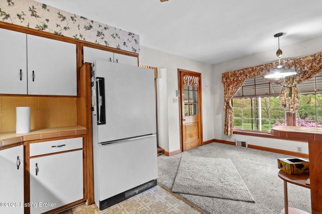 4621 Glen Rose Rd, Louisville, KY 40229
