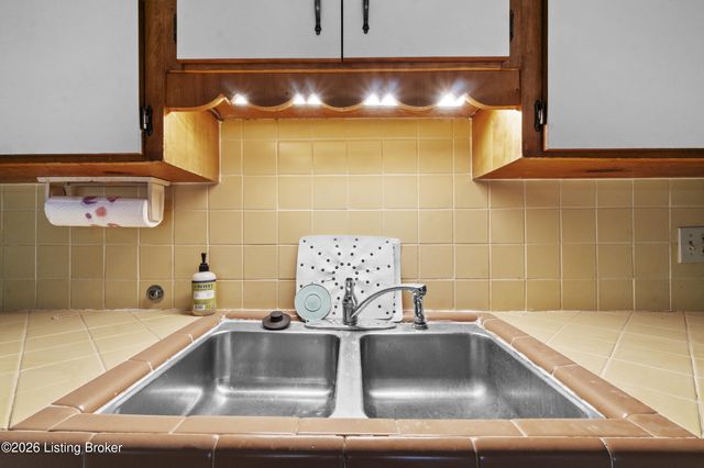 4621 Glen Rose Rd, Louisville, KY 40229