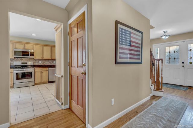 18 Hampton Road, Lynbrook, NY 11563