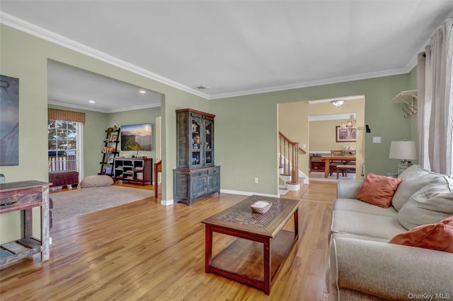 18 Hampton Road, Lynbrook, NY 11563