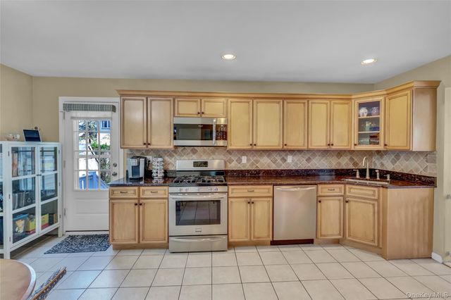 18 Hampton Road, Lynbrook, NY 11563