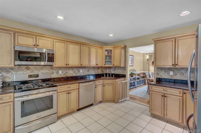 18 Hampton Road, Lynbrook, NY 11563