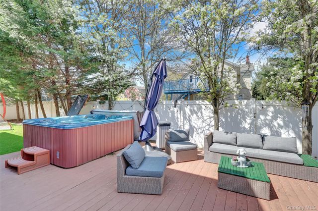 18 Hampton Road, Lynbrook, NY 11563