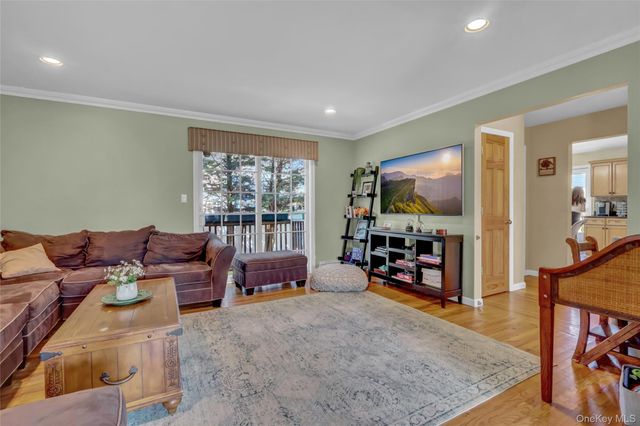 18 Hampton Road, Lynbrook, NY 11563