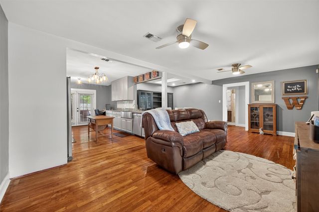 213 N 4th Street, Highlands, TX 77562