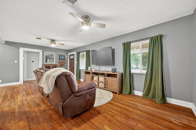 213 N 4th Street, Highlands, TX 77562