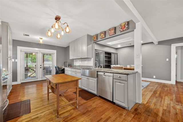213 N 4th Street, Highlands, TX 77562