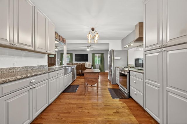 213 N 4th Street, Highlands, TX 77562