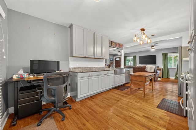 213 N 4th Street, Highlands, TX 77562