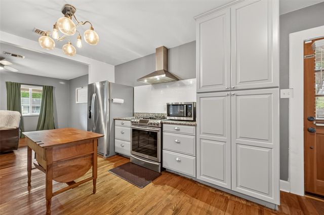 213 N 4th Street, Highlands, TX 77562