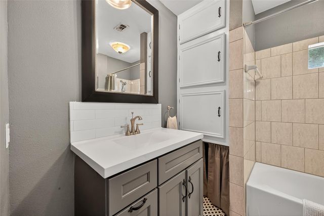 213 N 4th Street, Highlands, TX 77562