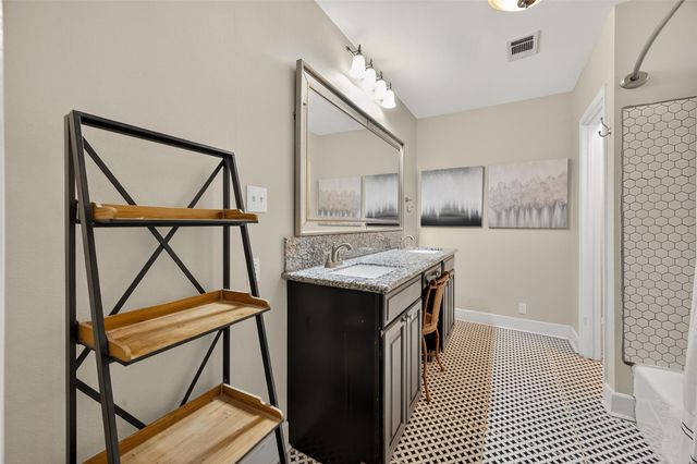 213 N 4th Street, Highlands, TX 77562