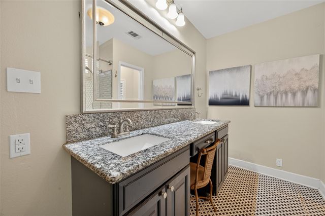 213 N 4th Street, Highlands, TX 77562