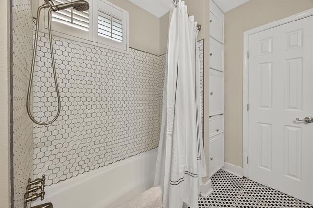 213 N 4th Street, Highlands, TX 77562