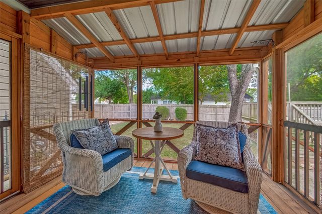 213 N 4th Street, Highlands, TX 77562
