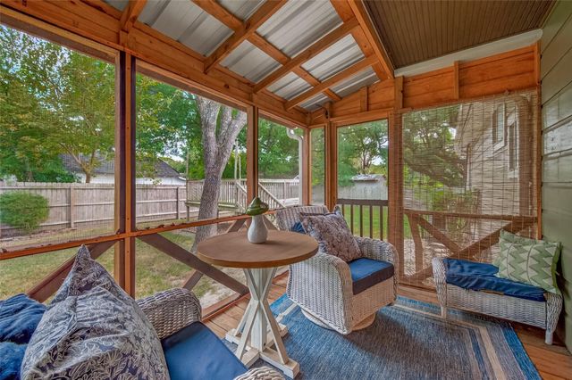 213 N 4th Street, Highlands, TX 77562