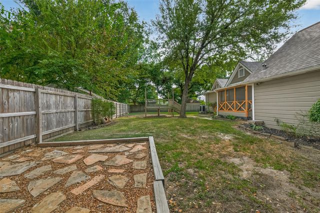 213 N 4th Street, Highlands, TX 77562