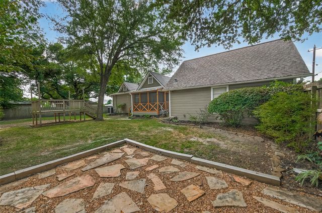 213 N 4th Street, Highlands, TX 77562