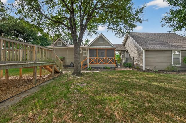 213 N 4th Street, Highlands, TX 77562