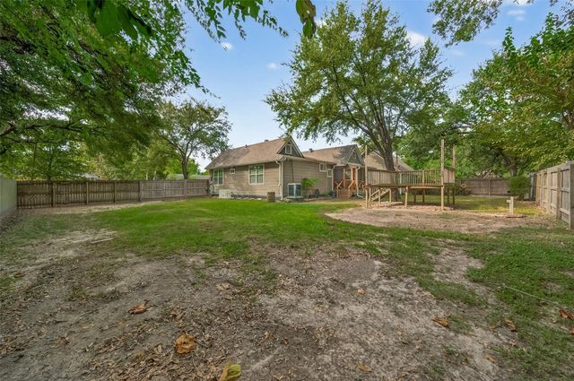 213 N 4th Street, Highlands, TX 77562