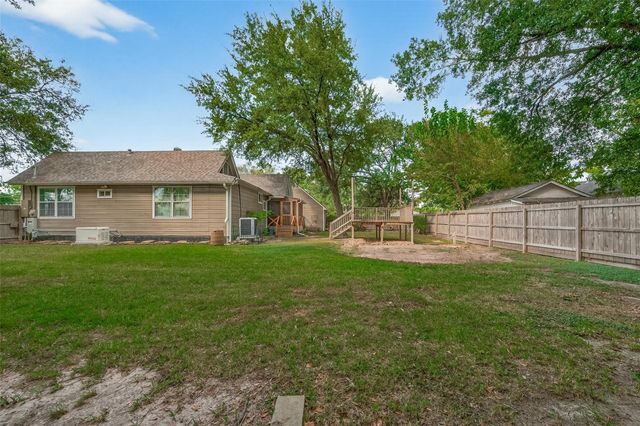 213 N 4th Street, Highlands, TX 77562