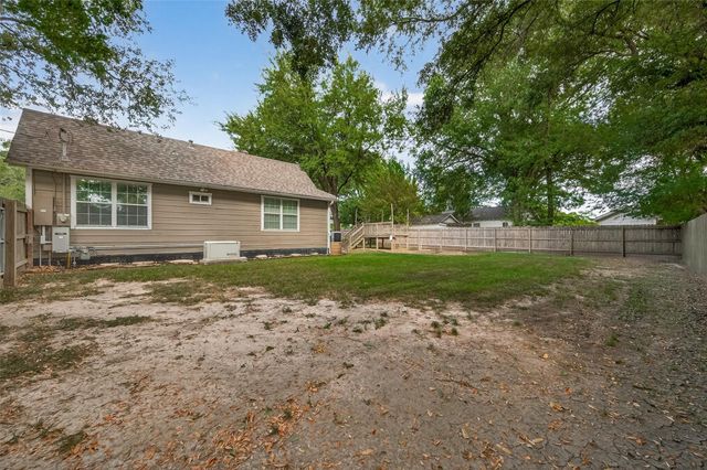 213 N 4th Street, Highlands, TX 77562