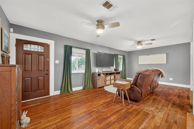 213 N 4th Street, Highlands, TX 77562