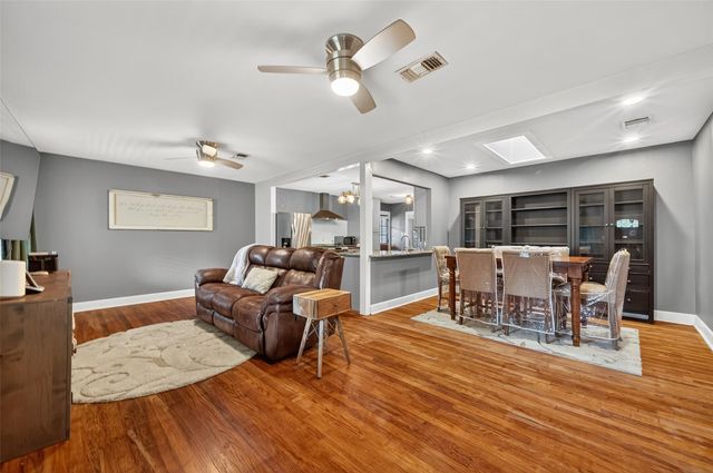 213 N 4th Street, Highlands, TX 77562