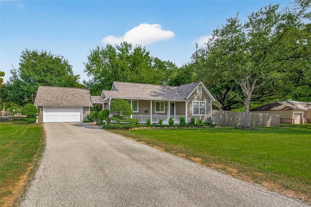 213 N 4th Street, Highlands, TX 77562