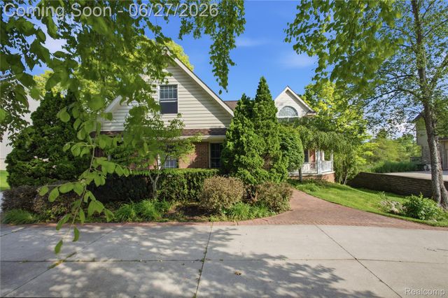 9015 Huron Bluffs Drive, White Lake Charter Township, MI 48386