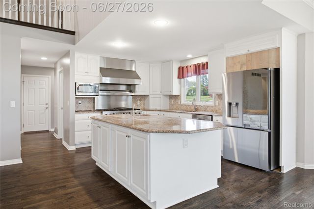 9015 Huron Bluffs Drive, White Lake Charter Township, MI 48386