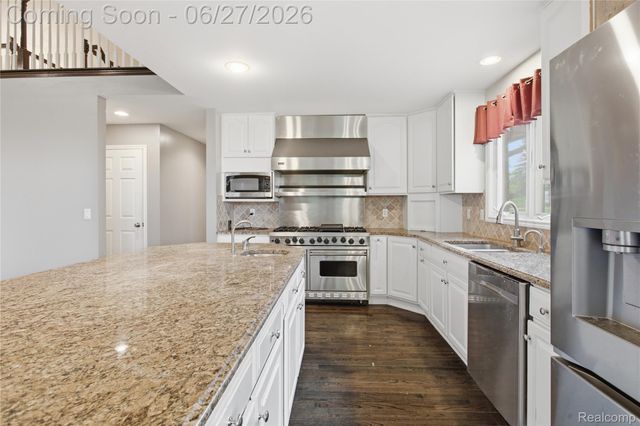 9015 Huron Bluffs Drive, White Lake Charter Township, MI 48386