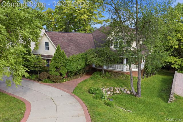 9015 Huron Bluffs Drive, White Lake Charter Township, MI 48386