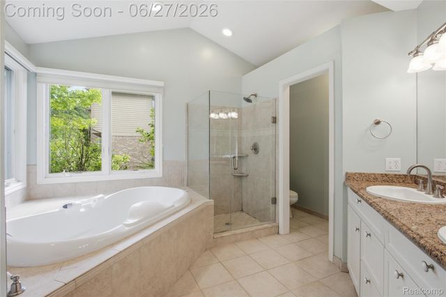 9015 Huron Bluffs Drive, White Lake Charter Township, MI 48386