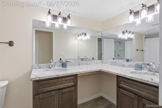9015 Huron Bluffs Drive, White Lake Charter Township, MI 48386