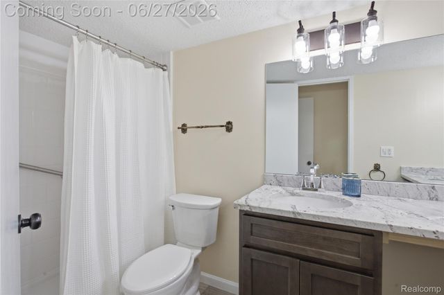 9015 Huron Bluffs Drive, White Lake Charter Township, MI 48386
