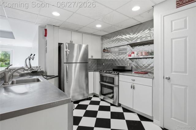 9015 Huron Bluffs Drive, White Lake Charter Township, MI 48386