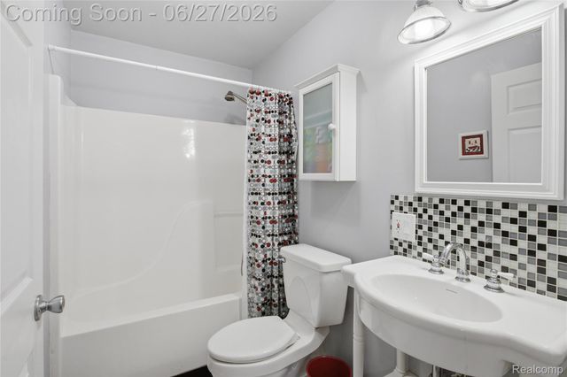 9015 Huron Bluffs Drive, White Lake Charter Township, MI 48386