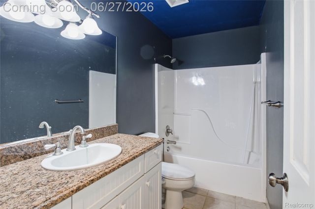 9015 Huron Bluffs Drive, White Lake Charter Township, MI 48386