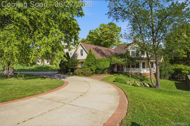 9015 Huron Bluffs Drive, White Lake Charter Township, MI 48386