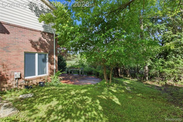 9015 Huron Bluffs Drive, White Lake Charter Township, MI 48386